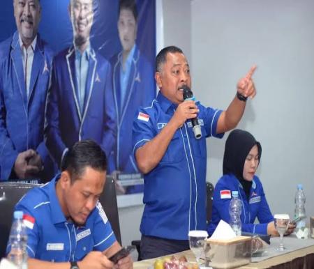 Sekjen Partai Demokrat Riau, Arwan Citra Jaya (tengah) meninggal dunia (foto/haluanriau)